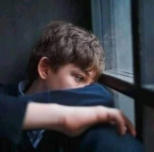 adolescente preocupado