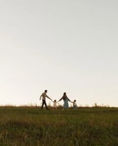 familia disfrutando en el campo 