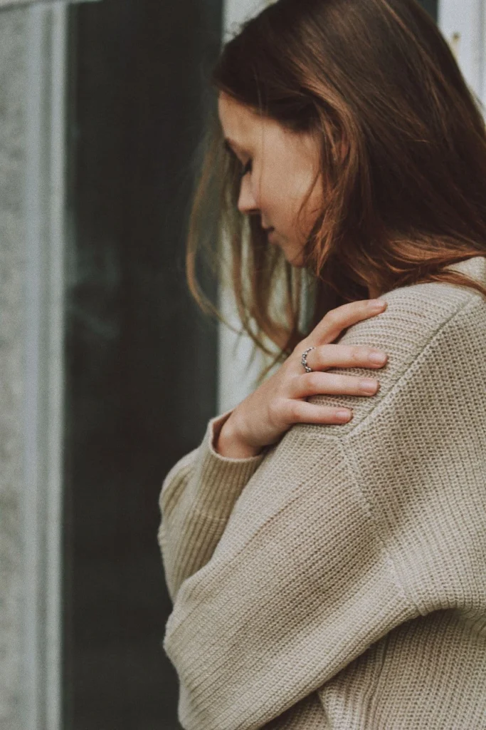 mujer adulta yendo a terapia