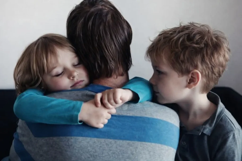 niños abrazando a su papá
