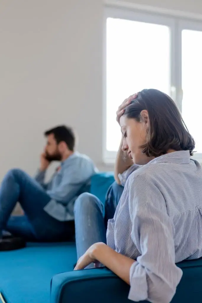 pareja en terapia preocupada